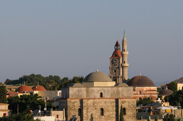 Obraz premium The mosque of Suleiman and adjacent Roloi Clock Tower on the island of Rhodes, Greece.