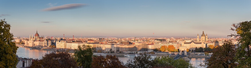 Obraz premium Panorama of Budapest left bank from Castle Hill at sunset