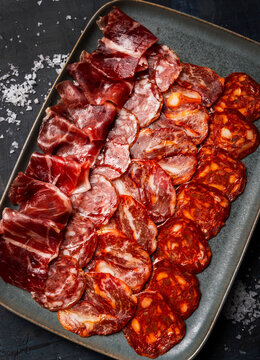 Plato con loncheados ib&eacute;ricos jam&oacute;n chorizo y carne curada