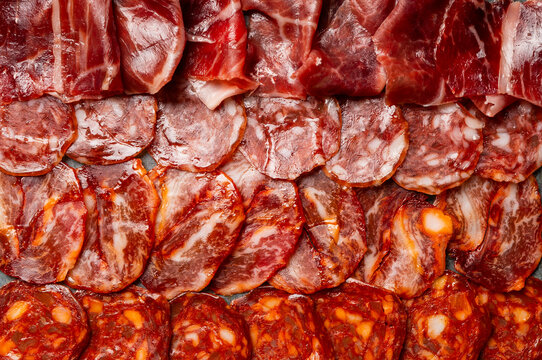 Plato con loncheados ib&eacute;ricos jam&oacute;n chorizo y carne curada