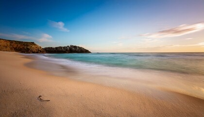 playa pariadisaca de arena fina blanca, con aguas cristalinas y cielo azul, en un precioso atardecer de hora dorada, concepto de postal de viaje