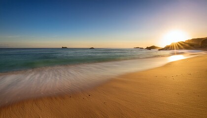playa pariadisaca de arena fina blanca, con aguas cristalinas y cielo azul, en un precioso atardecer de hora dorada, concepto de postal de viaje