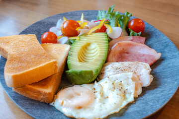 アボカドとトーストとサラダチキンの栄養満点モーニングプレート
