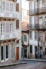 Obraz premium A picturesque and charming street in downtown Porto