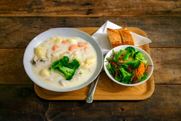 クリームシチューとサラダとパン
