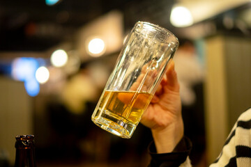 生ビールを飲む