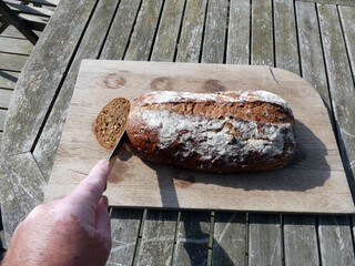 frisches Bauernbrot aufschneiden