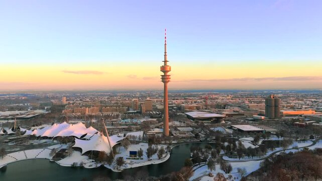 Olympiaturm Historische Sehenswurdigkeit im Olympiapark Munchen, Deutschland Luftaufnahme im Winter. Olympic Tower in Olympic Park, Munich, Germany aerial view in winter in snowy weather. Landmark. 