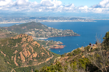 Vue depuis le Cap Roux à Saint-Raphaël sur la Côte d'Azur avec la Mer Méditerranée, la Corniche d’Or et les calanques de l’Estérel