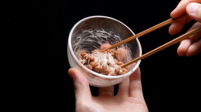 納豆をよく混ぜる黒背景4Kスローモーション動画