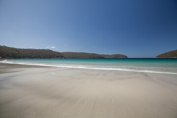 Fortescue Bay in Tasmanien im Tasman National Park. Strahlend blauer Himmel mit türkisblauem Meer...