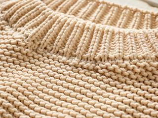 Kragenansicht eines gelegten beigen Cashmere Wollpullover