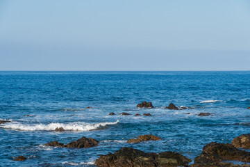 青く澄んだ海と岩の景観
