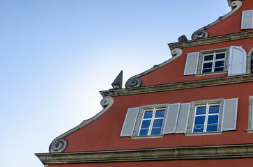 the building's red pediment with dormer windows does not require an intellectual property release