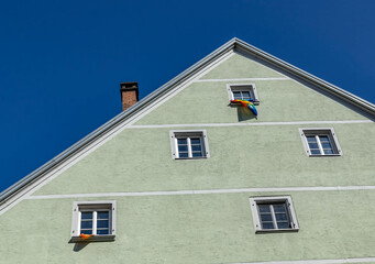 the building's pediment in light gray with windows on the wall does not need an intellectual property release