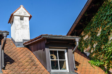 the building's light grey gable with dormer windows and white chimney does not require an intellectual property release