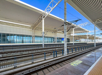 Obraz premium Empty train station platform