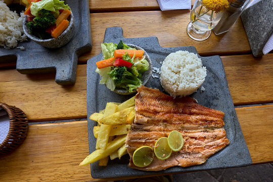 This crispy trucha frita, Cusco style, is served golden and flavorful alongside fluffy rice and a fresh salad. A perfect blend of tradition and taste, straight from the highland waters to your plate