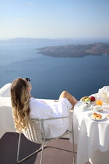 Obraz premium Blonde girl in Santorini Greece