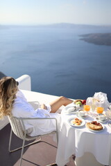 Obraz premium Blonde girl in Santorini Greece