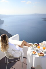 Obraz premium Blonde girl in Santorini Greece