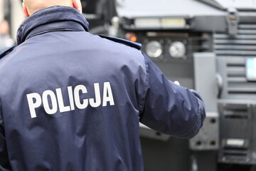 Patrol policjantów kontroluje ulice miasta.  © FotoDax