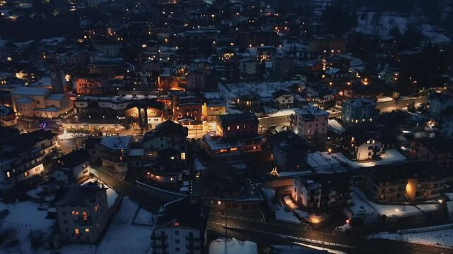La noche en un pueblo con nieve captado desde el drone es m&aacute;gico, porque los colores que provocan es un amarillo vivo de nieve, con las vibes de esquiador y snowboard 