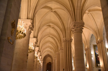 Voûtes gothiques en croisées d'ogives à l'église	