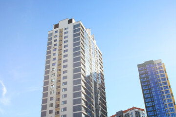 Obraz premium A very tall building set against a clear blue sky in the background