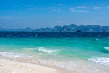 Obraz premium Beach in Ko Poda island in Thailand, Krabi Province, Ao Nang. Part of Mu Ko Poda or Poda Group Islands and Hat Nopharat Thara-Mu Ko Phi Phi National Park