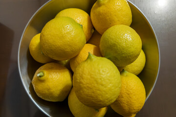 フレッシュなレモンがたっぷり入ったボウル