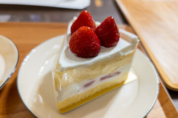 ふんわりスポンジと甘酸っぱい苺のショートケーキ