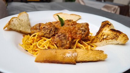 Plato de pasta italiana con salsa de carne