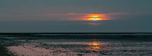Sonnenuntergang &uuml;ber dem Watt