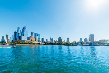 Fototapeta premium Sun shining over Manhattan skyline in the morning