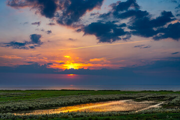 Dramatischer Wolkenhimmel &uuml;ber den ostfriesischen Salzwiesen
