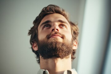 Obraz premium man looking up in contemplation