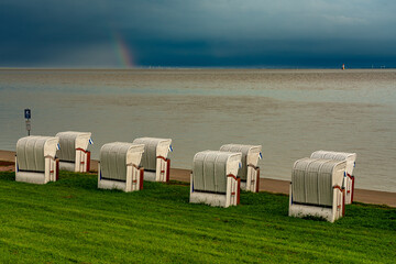 Strandk&ouml;rbe bei Unwetter mit Regenbogen