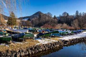 Ruderboote &uuml;berwintern kopf&uuml;ber im Hafen am Schliersee