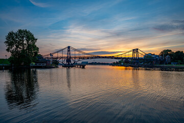 Die Kaiser-Wilhelm-Brücke im Sonnenuntergang