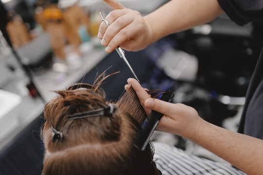 men barbershop hair salon experience, haircut and styling in modern setting