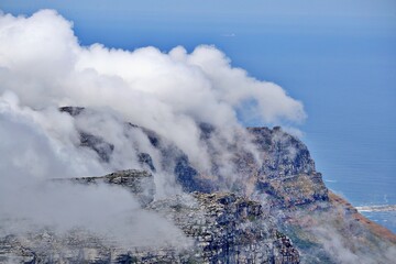 Tafelberg unter Wolkendecke
