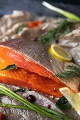 Filete fresco de salmón con lima y microvegetales