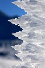 Sople lodowe z zamarzniętego śniegu. Mróz.  © FotoDax