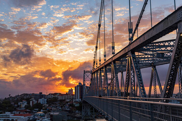 Obraz premium pôr do sol Florianópolis Santa Catarina Brasil ponte Hercílio Luz 