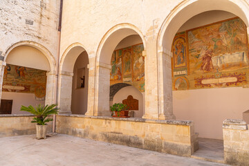 Obraz premium Fresques du cloître de la Basilica di Santa Caterina d'Alessandria, à Galatina, dans les Pouilles, Italie