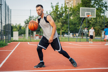 Obraz premium Basketball player dribbling ball on court