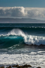 Obraz premium waves crashing on rocks