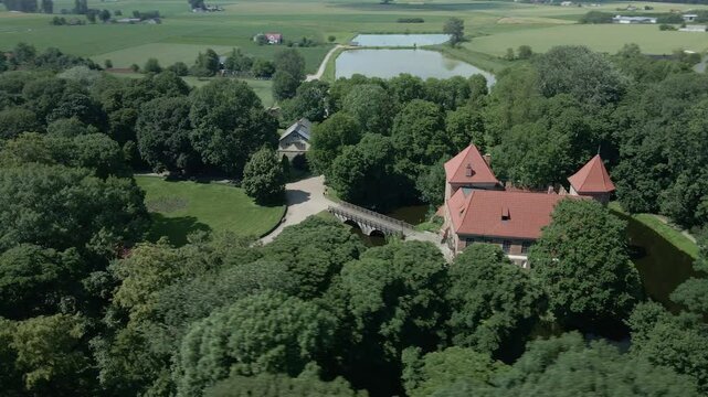 Opor&oacute;w, gotycki zamek otoczony fosą, wojew&oacute;dztwo Ł&oacute;dzkie, powiat kutnowski