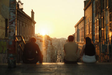 Panorama de Marseille depuis les escaliers du Cours Julien pendant un coucher de soleil